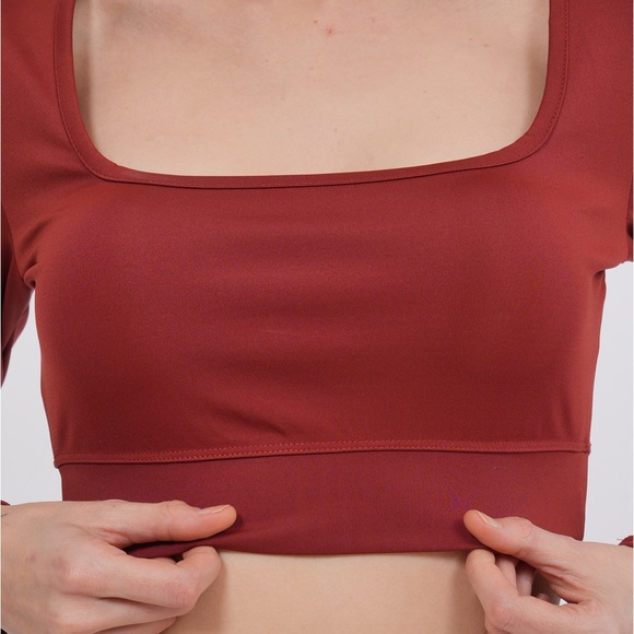Minark Square-neck Long Sleeve Crop Top - Picture 2 of 4